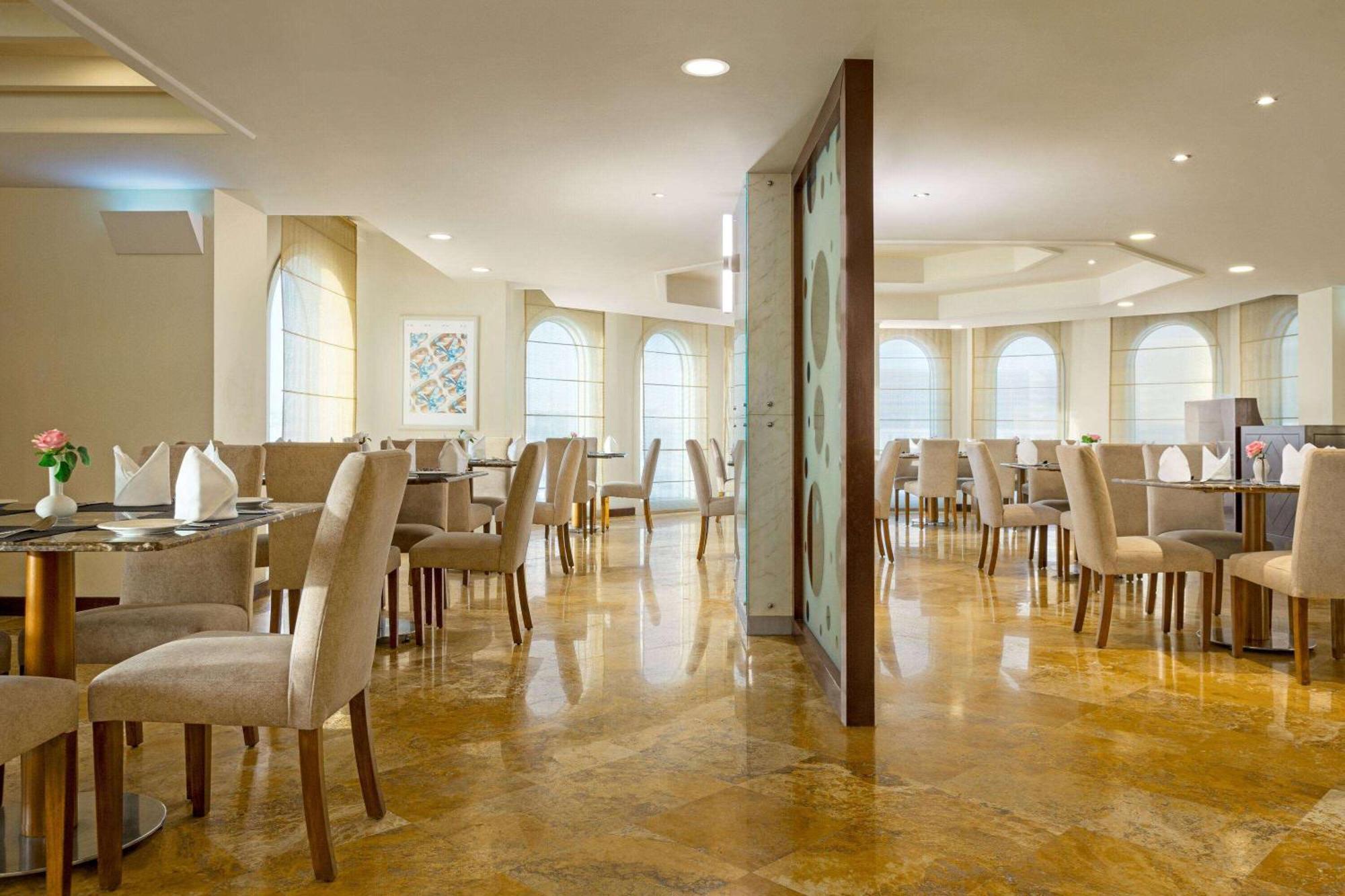Grand Regency Doha, Trademark Collection By Wyndham Kültér fotó The restaurant