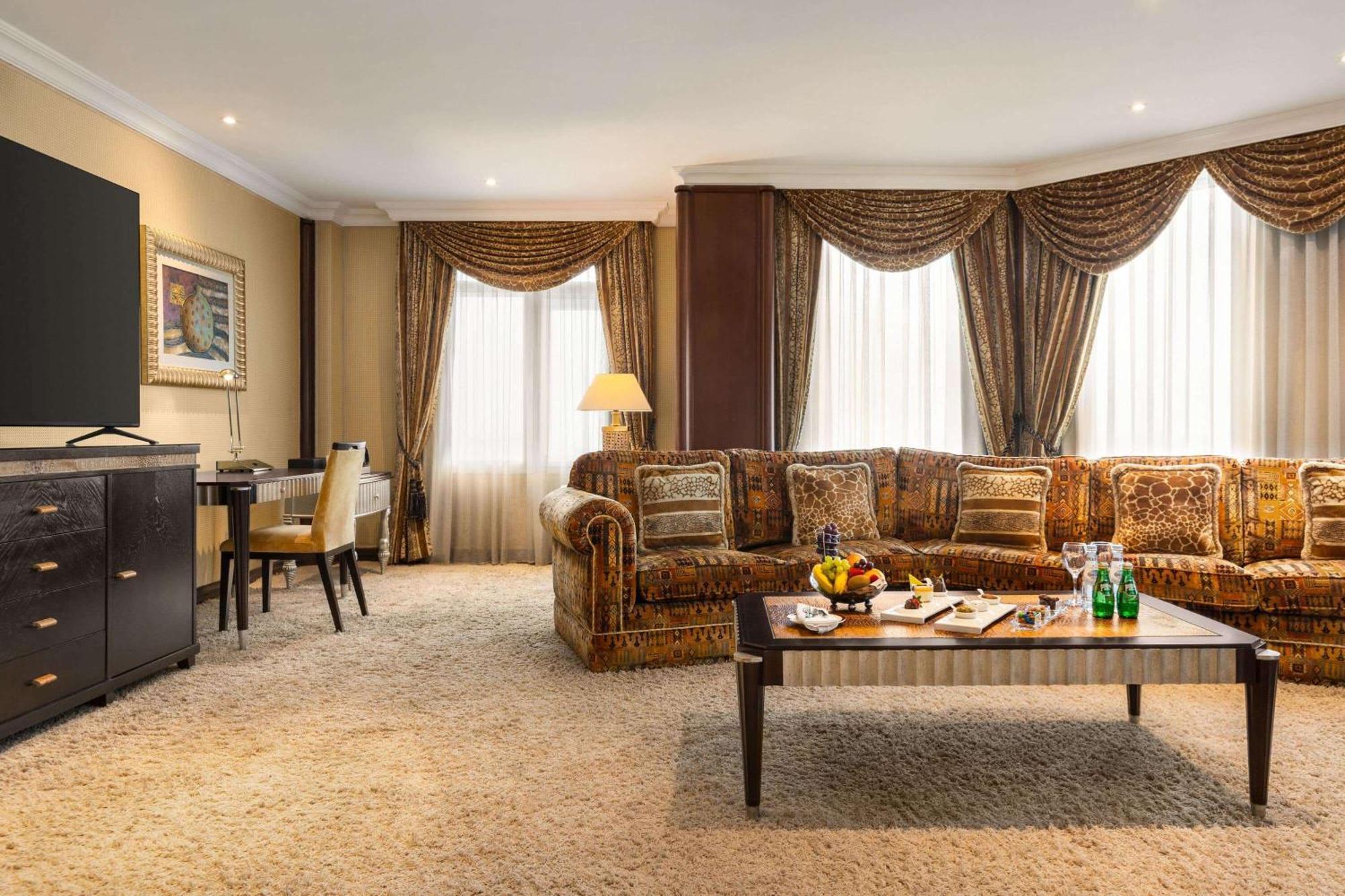 Grand Regency Doha, Trademark Collection By Wyndham Kültér fotó Suite at the hotel