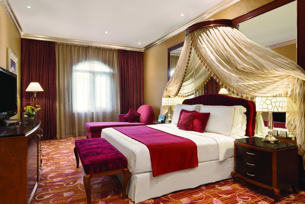 Grand Regency Doha, Trademark Collection By Wyndham Kültér fotó A bedroom at the Jumeirah Emirates Towers Hotel