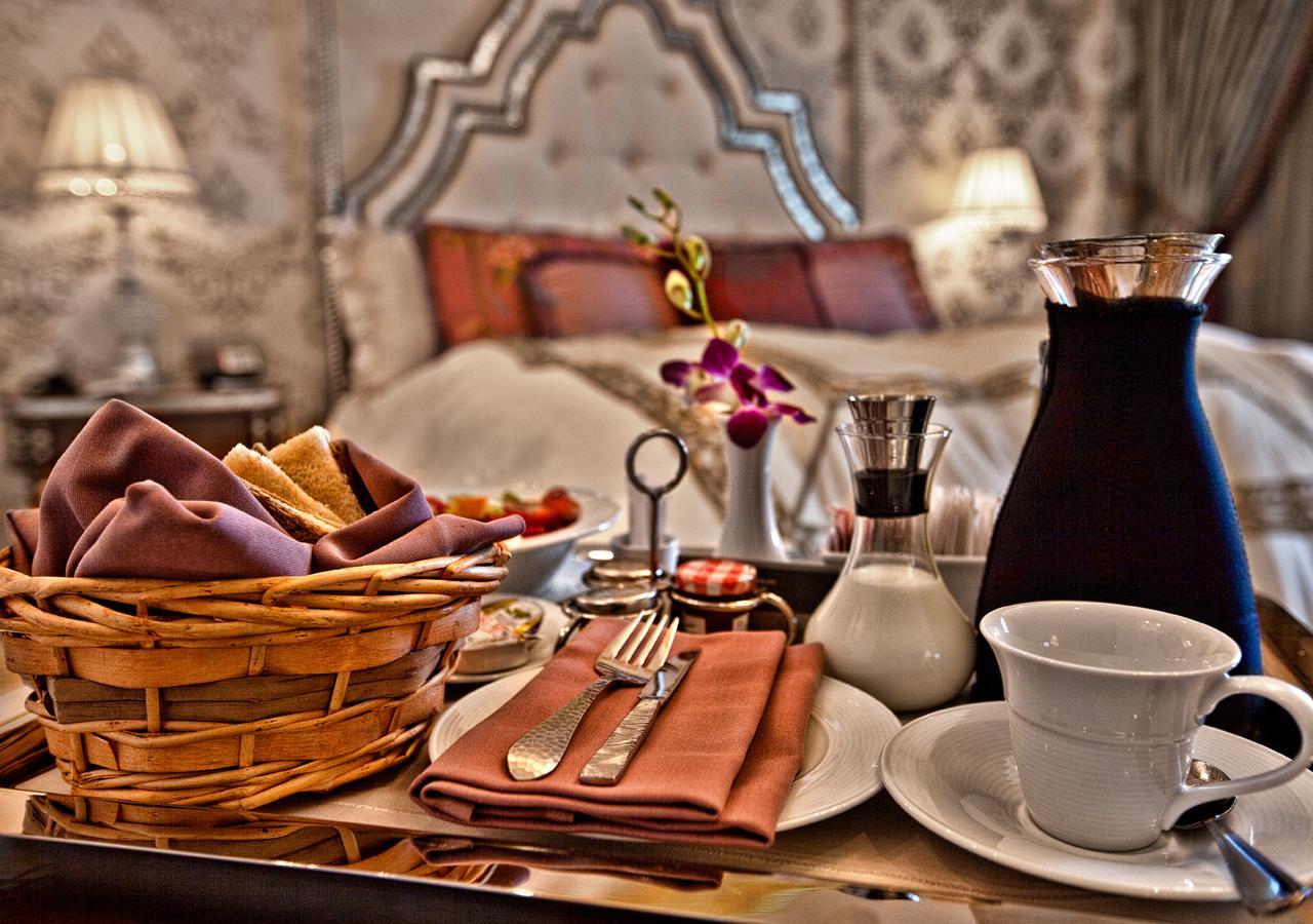 Grand Regency Doha, Trademark Collection By Wyndham Kültér fotó Room service