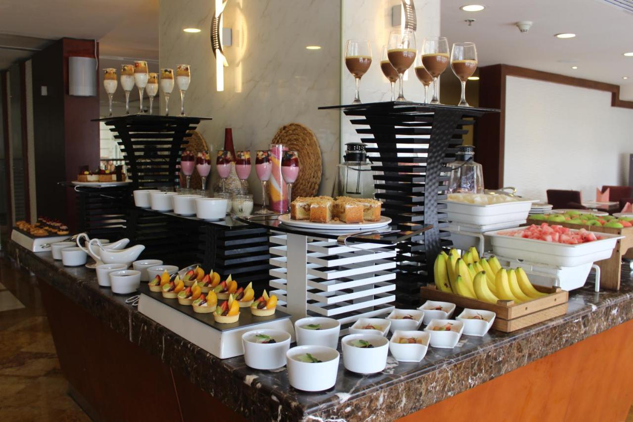 Grand Regency Doha, Trademark Collection By Wyndham Kültér fotó A dessert buffet